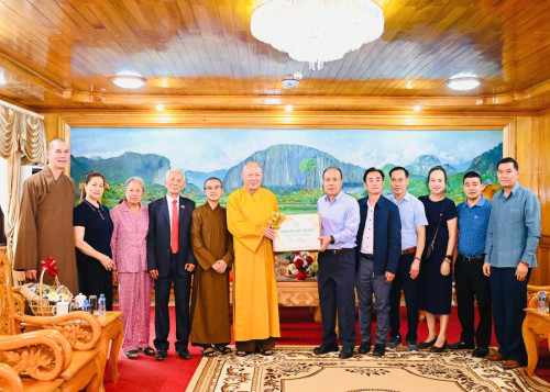 Ban Trị sự GHPGVN tỉnh Thanh Hoá chúc Tết cổ truyền Bunpimay tại tỉnh Hủa Phăn (Lào)